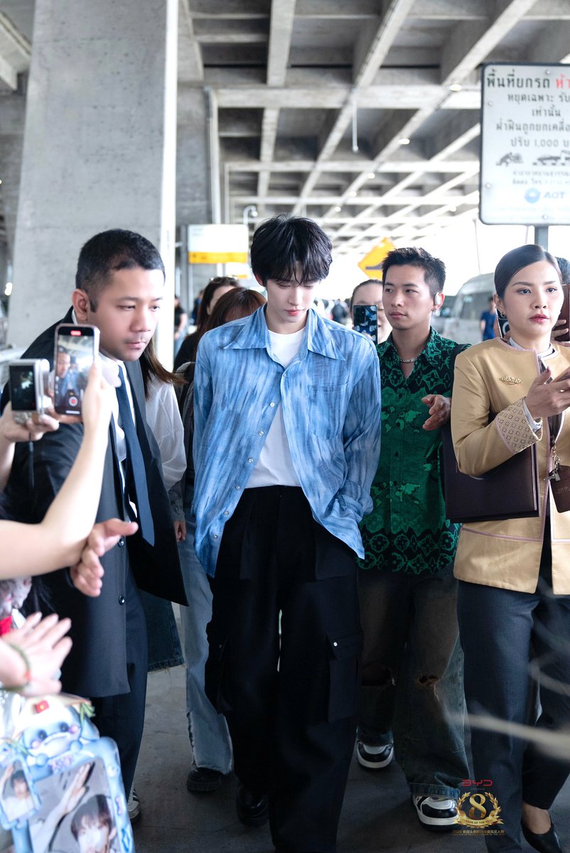 ManGu_Magazine's tweet photo. 【หลิวอวี่ เดินทางถึงไทย ร่วมงานยิ่งใหญ่ "2024 Thailand Headlines Person of the Year"】
วันที่ 6 พฤศจิกายน หลิวอวี่ นักร้องและนักแสดงชื่อดังจากจีน เดินทางมาถึงสนามบินสุวรรณภูมิ ประเทศไทย โดยมีแฟนๆ มารอต้อนรับอย่างเป็นระเบียบ บรรยากาศเต็มไปด้วยความอบอุ่นและคึกคัก สำหรับการมาประเทศไทยครั้งนี้ หลิวอวี่ได้รับเชิญให้เข้าร่วมงานพิธีมอบรางวัล 2024 Thailand Headlines Person of the Year ซึ่งจะจัดขึ้นในวันที่ 7 พฤศจิกายน ที่อิมแพ็ค ฟอรั่ม ฮอลล์ 4 ในกรุงเทพฯ ในฐานะนักร้องที่มีชื่อเสียง การเยือนประเทศไทยครั้งนี้ของหลิวอวี่ได้รับความสนใจอย่างมาก เขาจะได้ร่วมงานกับบุคคลสำคัญทั้งไทยและนานาชาติ เพื่อสะท้อนให้เห็นถึงเสน่ห์อันเป็นเอกลักษณ์ของจีน แฟนๆ ต่างรอคอยการปรากฏตัวของเขาอย่างใจจดใจจ่อ

พบกัน 7 พฤศจิกายน 2024 ที่ Impact Forum Hall 4 เมืองทองธานีกับงาน "พิธีมอบรางวัล 2024 Thailand Headlines Person of the Year Awards" สนับสนุนโดย BYD Auto จัดโดยบริษัท ไทยเจียระไน กรุ๊ป จำกัด (มหาชน) พร้อมสื่อในเครือ @Thaiheadlines02 @ManGu_Magazine และ Black Gold Entertainment!

#2024泰国年度风云人物 #2024thailandheadlines 
#ประเทศไทยมีหลิวอวี่แล้ว