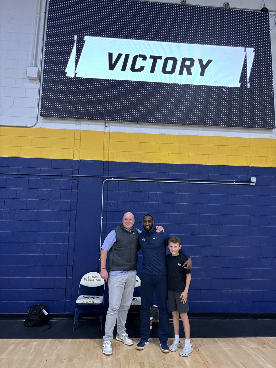 CoachShingleton's tweet image. What a huge win for ⁦@CoachBWan⁩, he had his team ready to compete! ⁦@RamSports⁩ ⁦⁦@txweshoops⁩