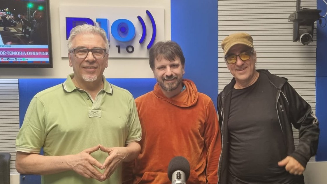 Radio10's tweet photo. 👉 #LaMedianoche | @poliserpi recibe la visita de los músicos #MintchoGarramone y #JulioCoviello • @Radio10 #AM710 #ElSonidoDeLaRealidad 11 50 05 0 710 • https://t.co/ir13n1z8sN https://t.co/t7XiaTiQZM