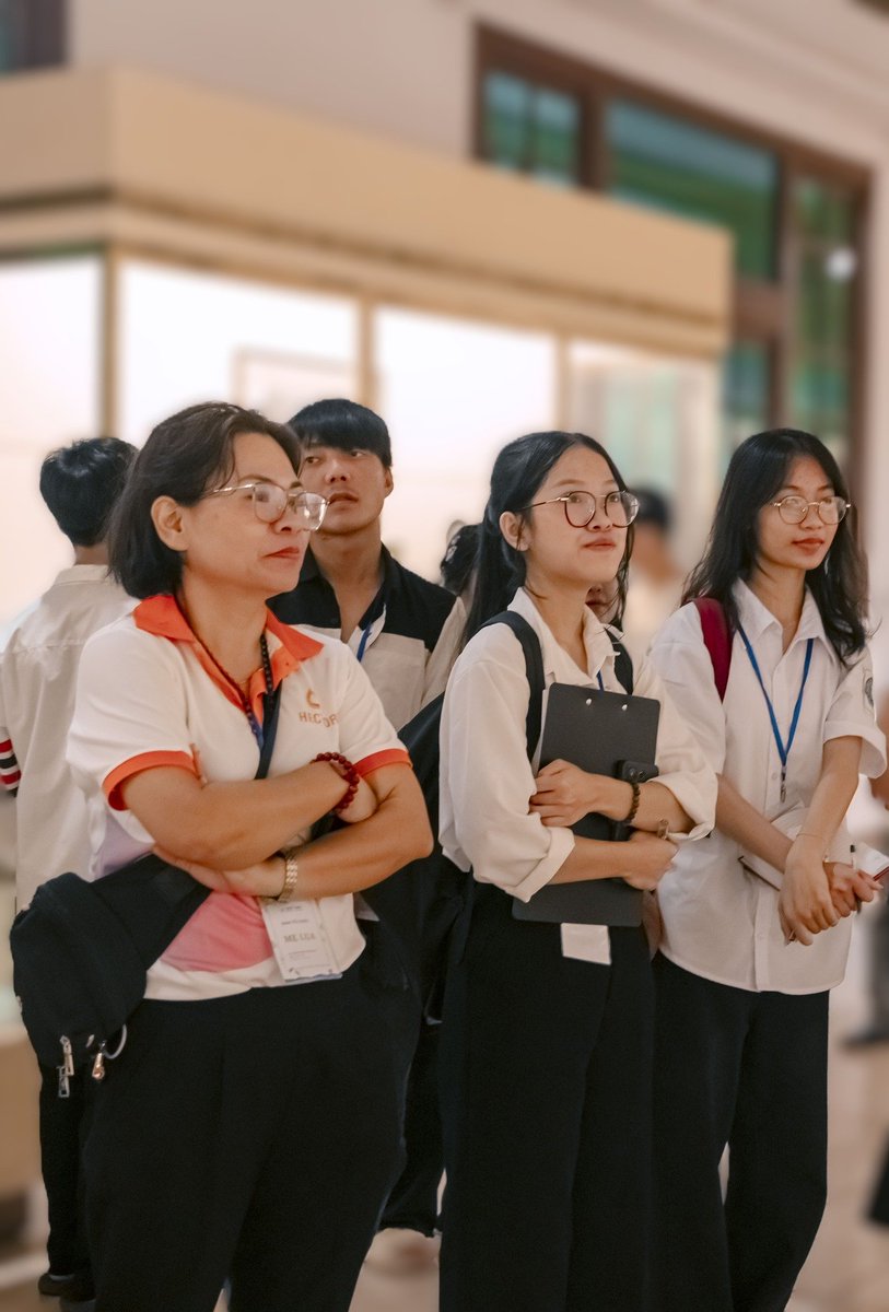 🌸 Trong những khó khăn vẫn nảy nở những bông hoa kiên cường 🌸
Quỳnh Nguyên - Con lớn lên trong hoàn cảnh thiếu vắng hình bóng người cha, chỉ còn mẹ là điểm tựa duy nhất, là người gánh vác cả gia đình bằng tất cả yêu thương. Nhưng chính trong sự khắc