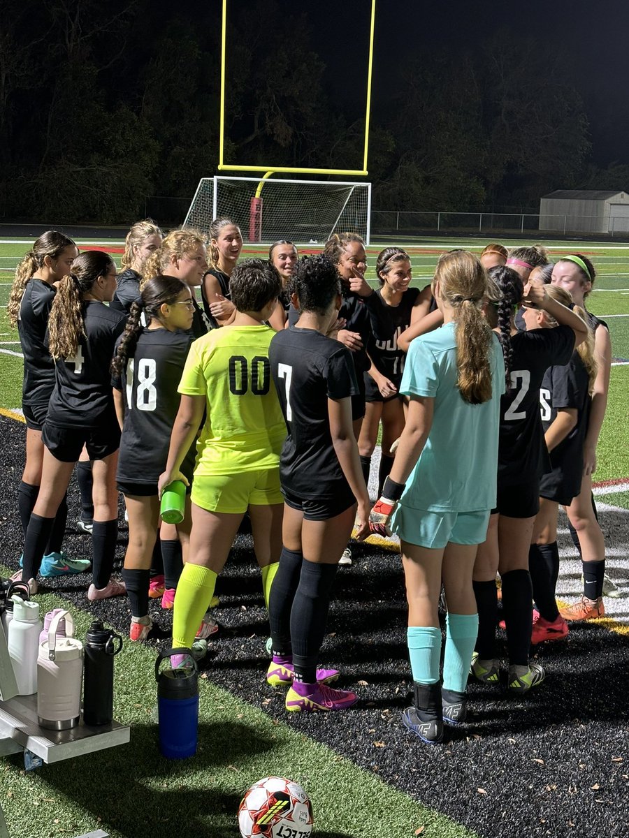 The Lady Bull’s win at home in their season opener vs. Riverview! Final score 8-1! There were many goal scorers.
Kyndall Ruggiero-⚽️⚽️
Sophia Maxwell-⚽️
Eleya Jackson-⚽️
Addison Travers-⚽️
Mya Cripe-⚽️
Jordin Gundin-⚽️
Julia Grossglass-⚽️
🔴⚫️⚪️🤘🏽⚽️