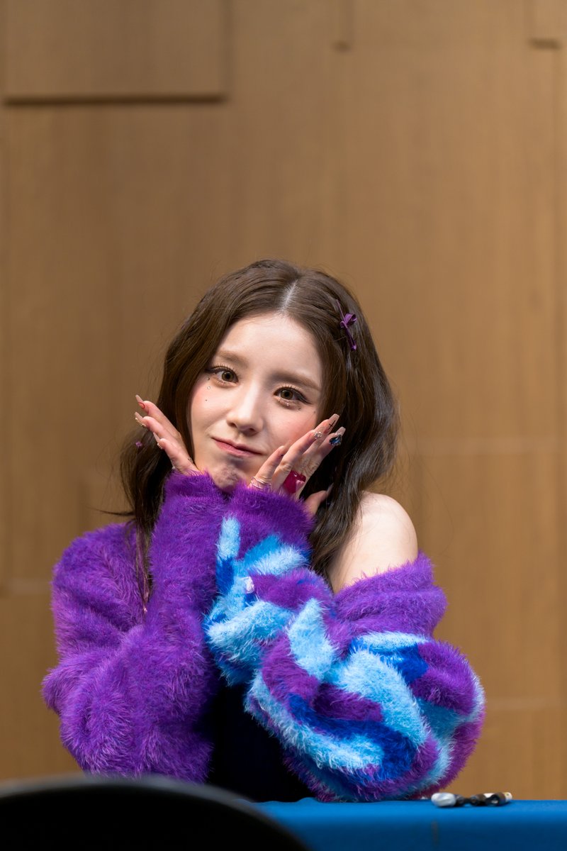 231104

내가 'Stainless Moonlight'를 열고 처음으로 희진아를 만난 지 벌써 1년이 되었네. 지난 1년 동안 OURII로 희진이를 응원하는 시간이 내 인생에서 가장 행복한 순간 중 하나였어.

이 사진은 희진이가 내 카메라를 향해 처음으로 포즈를 잡아준 첫 사진이야. 아마 가장 멋진 사진은 아닐지