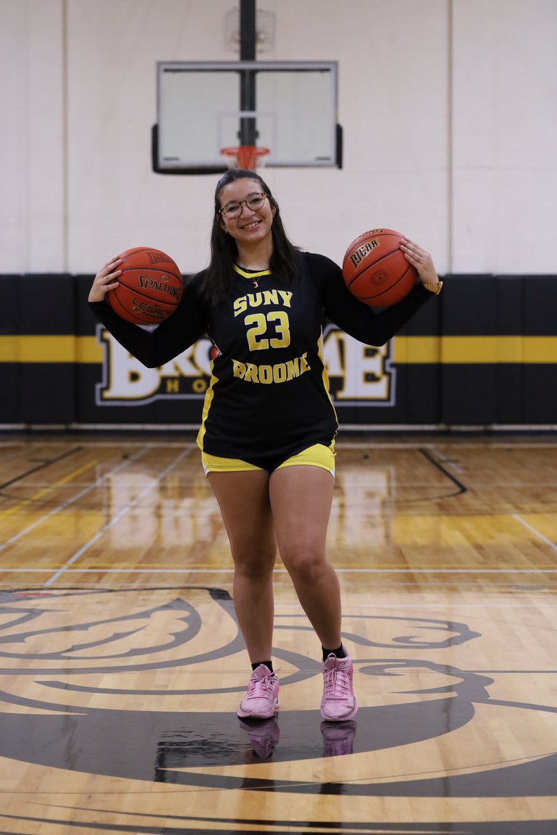 jaylamarke's tweet photo. freshman year🖤💛🐝 https://t.co/cGLwd7MtxR