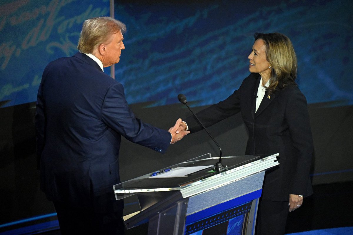 allie_bryant8's tweet photo. The race is changing quickly! The Associated Press just announced more race calls, which leaves the presidential candidates at:
Harris: 179 electoral votes 
Trump: 214 electoral votes 
#Comm225 #ElectionDay https://t.co/7xZQtn9Xxp