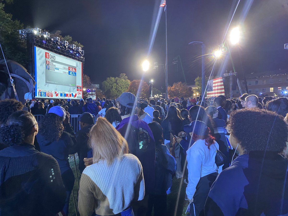 Op de verkiezingsnacht van Harris in Washington D.C. is de sfeer bedrukt. Veel mensen zijn al aan het vertrekken.