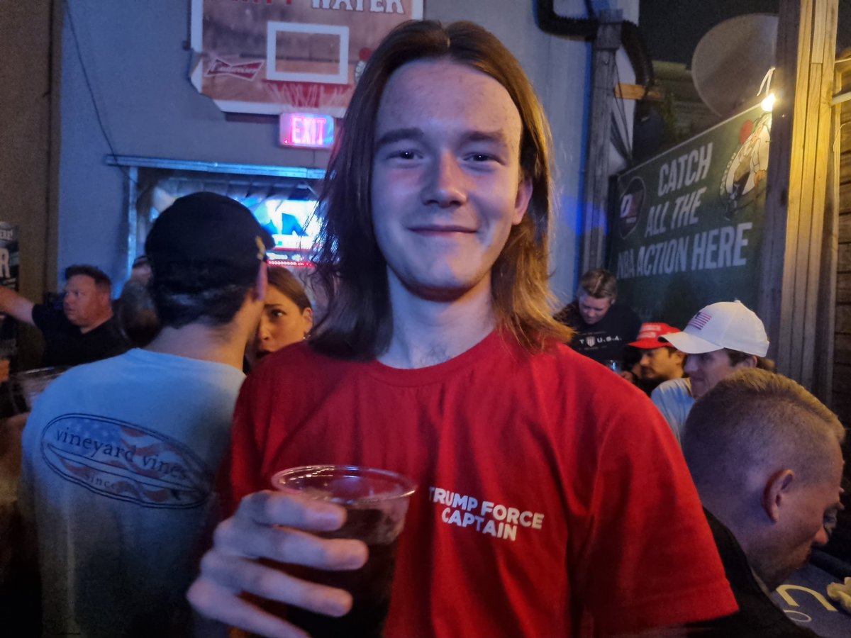 Sam, 19 ans, se réjouit de l'avance de Trump dans plusieurs États cruciaux. "Il va gagner et remporter le vote populaire contrairement à 2016. Les enjeux de l'inflation et de l'immigration expliquent ce résultat et aussi le fait que Kamala Harris est éloignée du peuple".