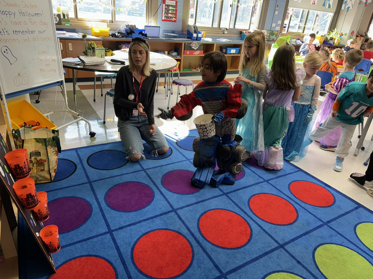 mrsdeltinsclass's tweet photo. Halloween celebration! #fhleads https://t.co/k55SxakT4G
