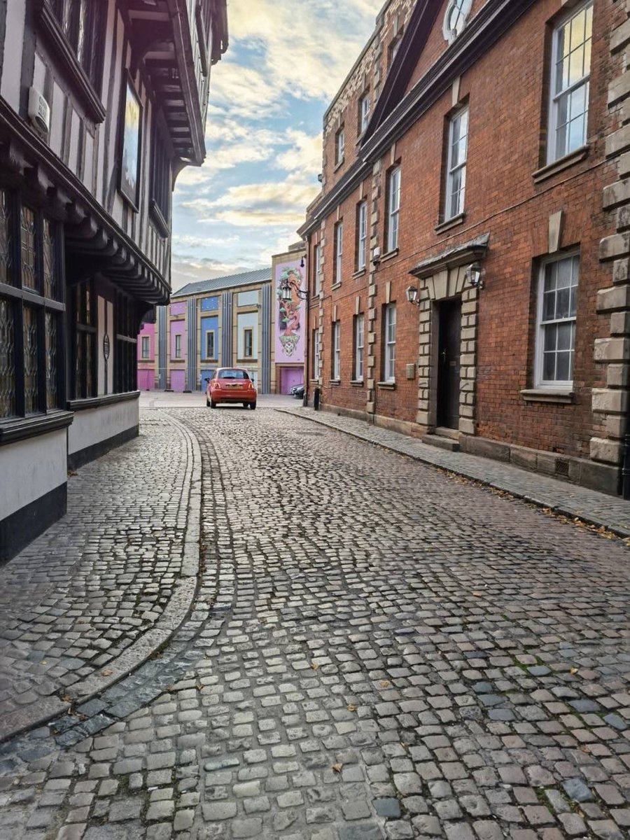 Alisonyee's tweet photo. Small streets in Europe https://t.co/2NDE3cAsh0