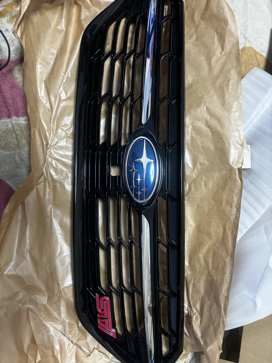 0800rift's tweet photo. STIのグリルの中古、買ったからSTIのエンブレム外して、スバルエンブレム交換して、メッキ部分にピアノブラックのフィルム貼って、後日ディーラーでグリル付け替えてもらいます😅 https://t.co/ekTRnbTbVf