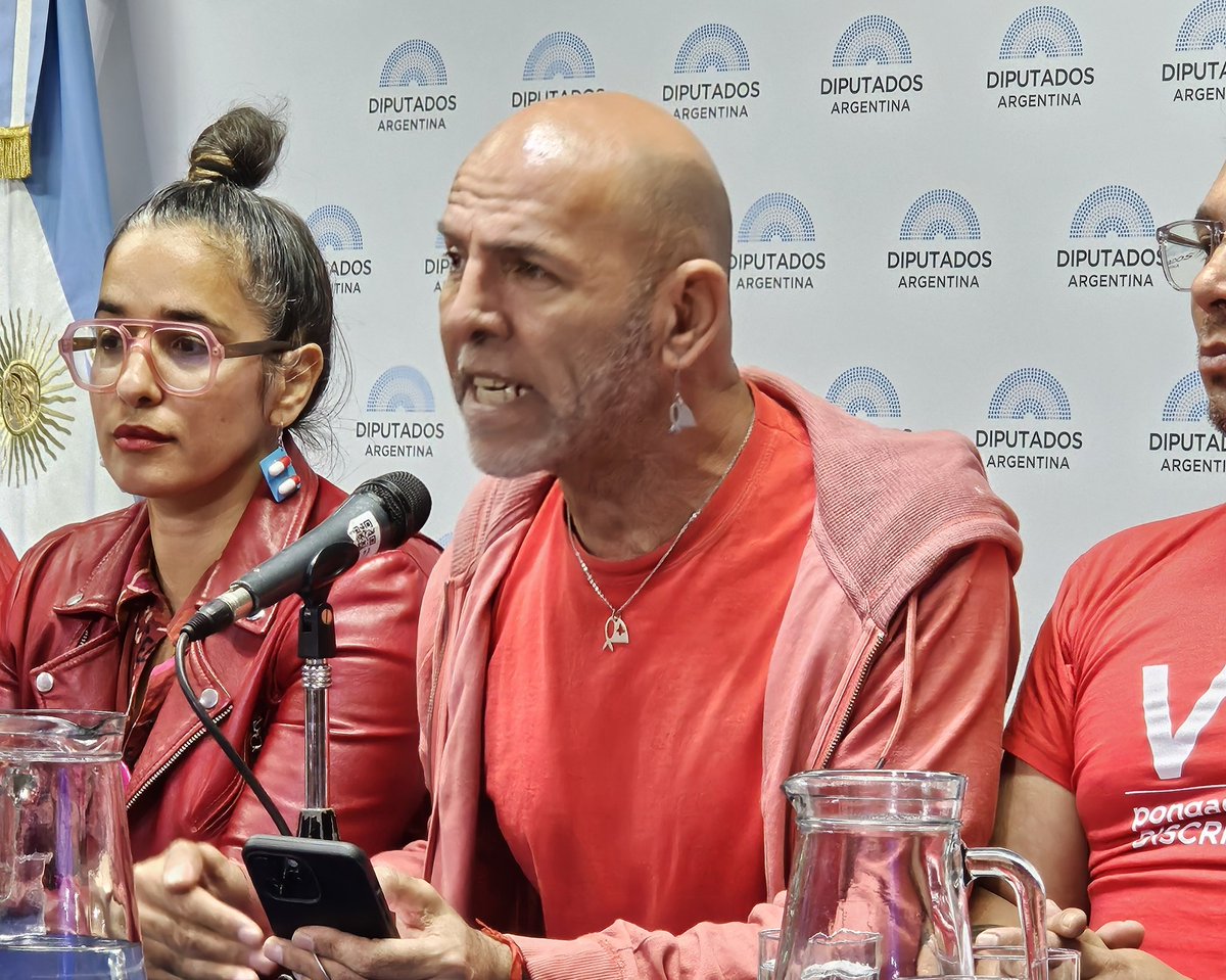 CarmelaMoreauOk's tweet photo. Debemos frenar este genocidio planificado!

@JMilei recorta en el presupuesto enviado un 76% los fondos destinados a la prevención y atención del #VIH, #Hepatitis, #ITS y #Tuberculosis para 2025. 

Lxs diputadxs, cuando voten tienen que ser muy conscientes que están decidiendo sobre vidas humanas. 

Hoy, acompañamos a nuestro referente @clajomaok en su exposición en el Congreso de la Nación, pidiendo por el cumplimiento de la Ley "Nacional" 27.675.