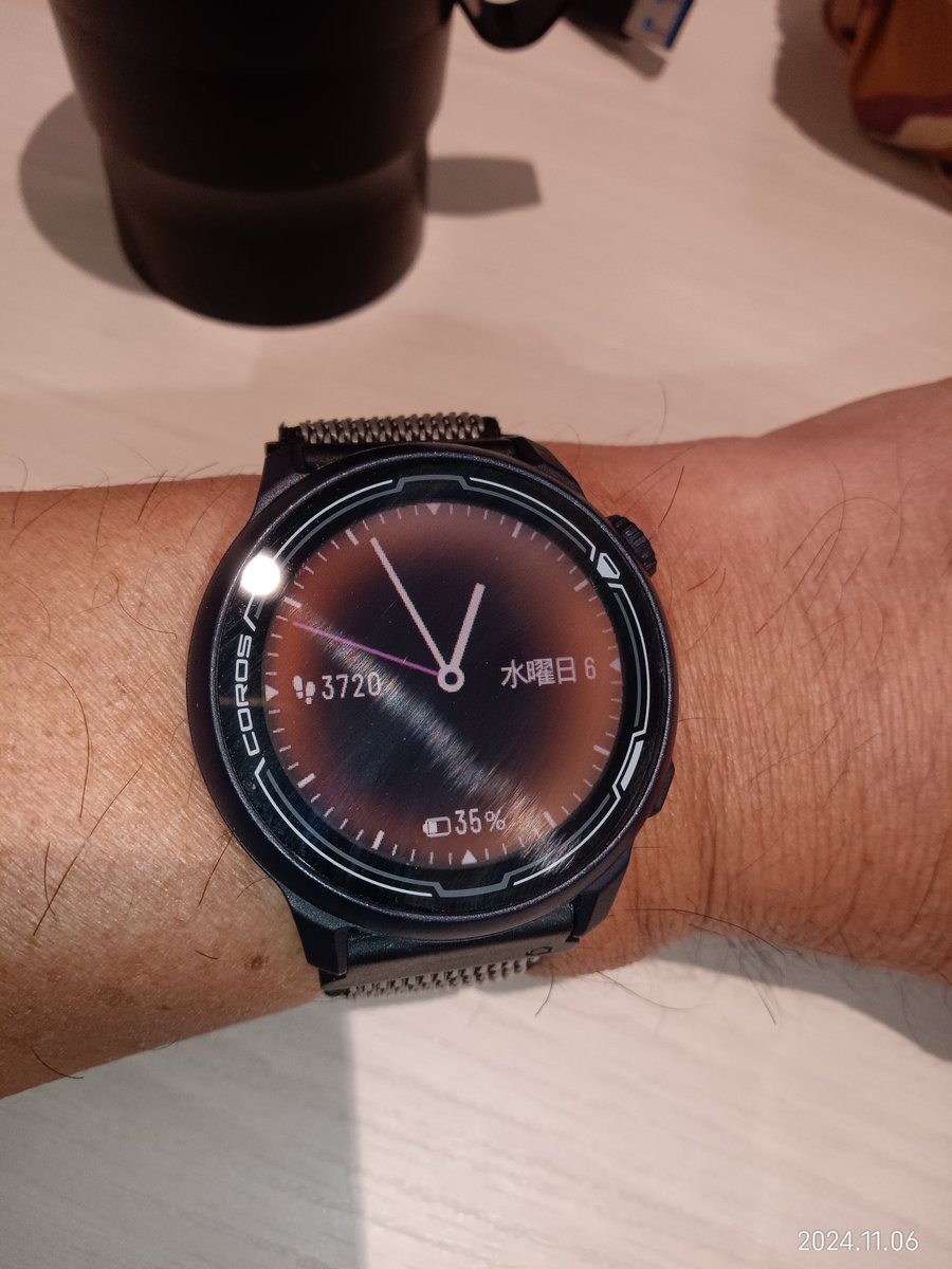 zunzuman's tweet photo. この10年で、GARMIN→EPSON→COROSという変遷ですが、
初めてメーカーに問い合わせしてみました。
治るかな?この霞リングのような表面、、、
#COROSJAPAN
#COROSPACE2 https://t.co/nvGrb3Azeo