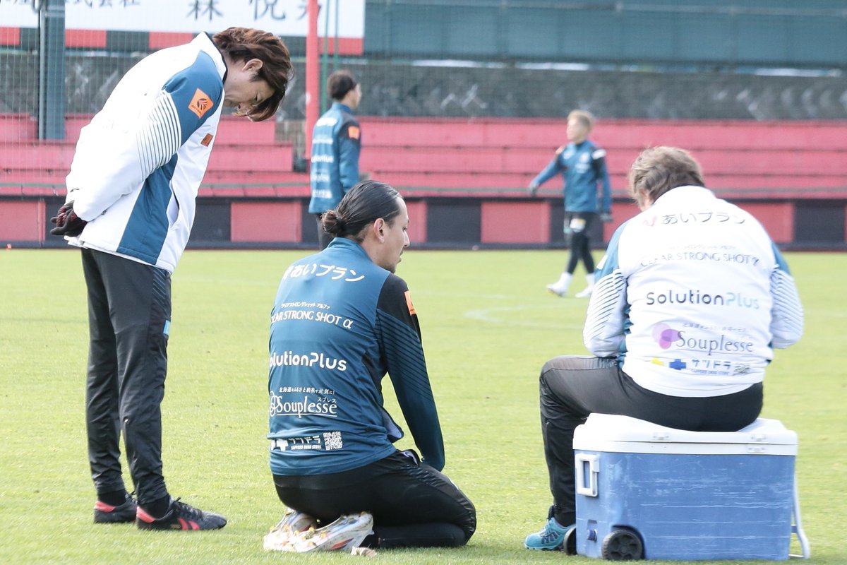hiropon12_consa's tweet image. 玲央くんも監督の前では正座🧎‍♀️

#大﨑玲央
#北海道コンサドーレ札幌
#consadole