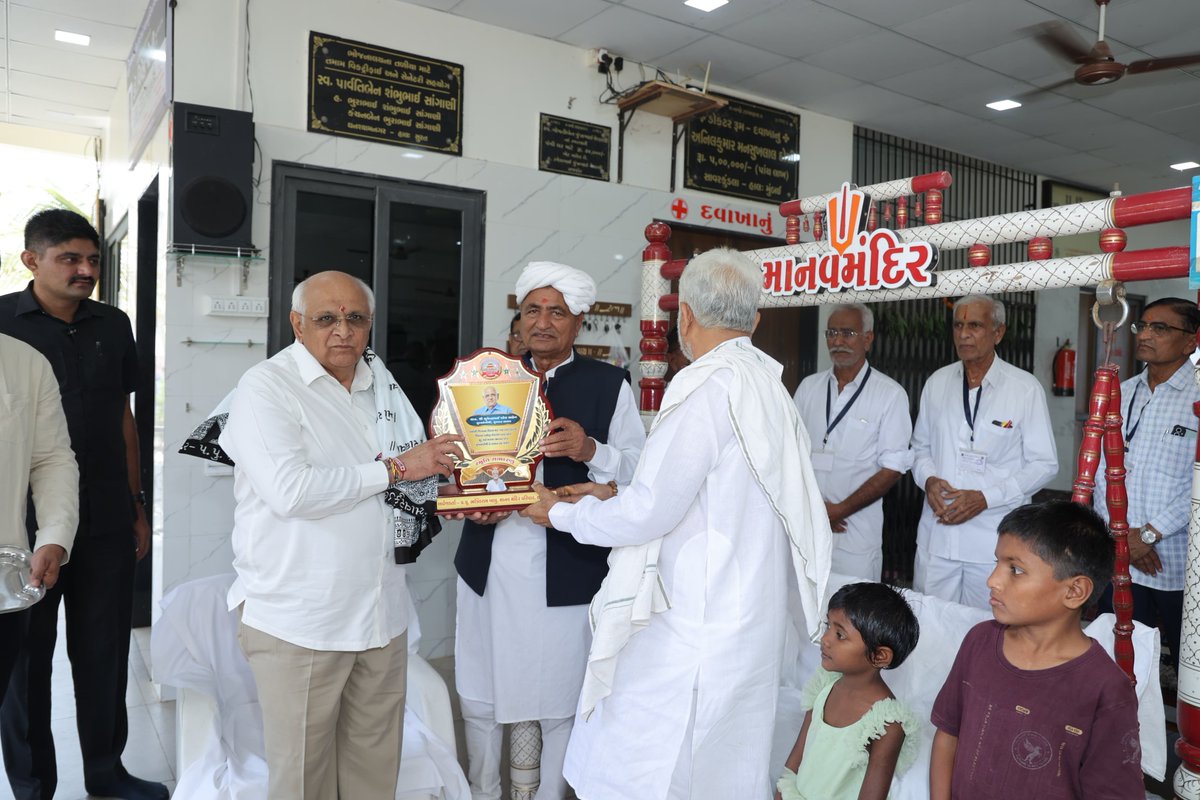 mkaswalabjp's tweet photo. પ્રકૃતિના ખોળે હરીના બાળકો તથા સંચાલક શ્રી ભક્તિરામ બાપુ સાથે મુખ્યમંત્રી શ્રીએ ખૂબ સહજતાથી સંવાદ સાધીને ઉત્તમ સેવાકાર્ય બદલ બિરદાવ્યા છે. https://t.co/HAnfEM5ZCd