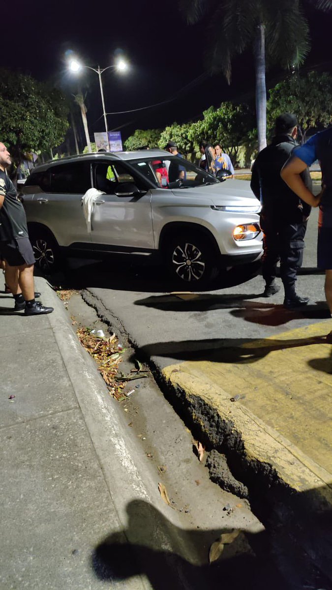 ComunidLaAurora's tweet photo. #ÚltimaHora #Urgente

Una chica fue secuestrada en #LaAurora,  en #VillaClub a la altura de la Etapa #Boreal, a pesar de que los guardias hicieron varios disparos, delincuentes lograron su objetivo y se llevaron a la chica.

Hasta cuándo @Palencia3Monica
@DanielNoboaOk

Fotos de @EmergenciasEc 

#LaAuroraSinAutoridades 
#LaAuroraInsegura
#LaAuroraCantón