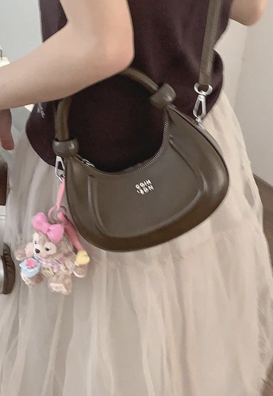 Brown vintage bag  ⊹ ࣪ ˖🕰️୭˚. ᵎᵎ🗝️

• a thread