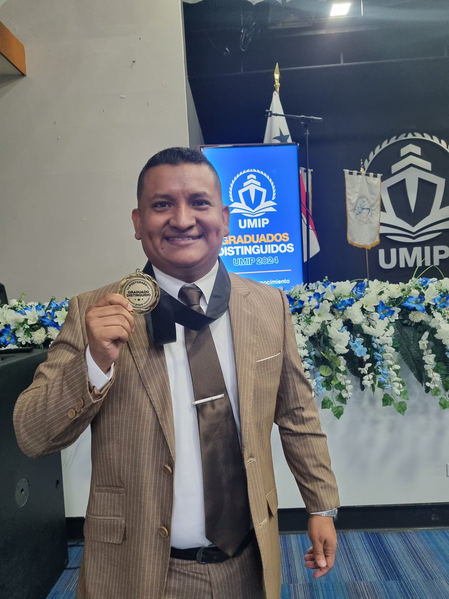 quintinmoreno's tweet image. Recibí el reconocimiento como "Graduado Distinguido UMIP 2024", donde un grupo de jurado de diversas universidades seleccionaron a los cinco mejores postulados. #NuncaSeRindan💪🏼🏅🏆