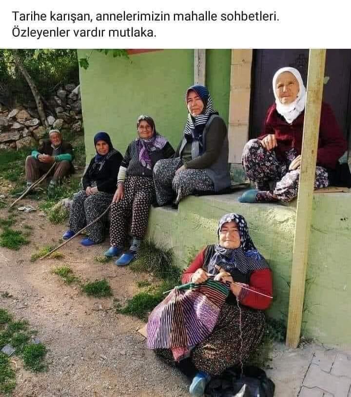 edamutfakta's tweet photo. Eskiden ev sohbetleri komşu sohbetleri böyleydi..Aranızda bunu yaşayan veya annemde kapı önünde böyle sohbet ederdi diyeniniz var m��?? https://t.co/O3wHhmtzm8