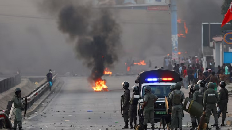 SAfmRadio's tweet image. This morning on #MorningBrief: We discuss the escalating post-election protests in Mozambique. Death toll rises as citizens demand answers after Frelimo's disputed 70.67% win.  Investigative journalist in Mozambique Estacios Valoi joins Thulasizwe Simelane to unpack the crisis.