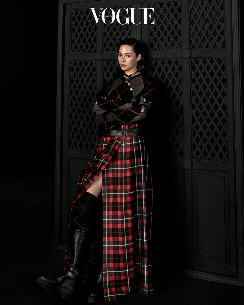 VogueThailand's tweet photo. "การทำงานในวงการบันเทิงและการเป็นบุคคลที่มีชื่อเสียงทำให้เราได้เรียนรู้อะไรบ้าง"
.
Lingling: เรียนรู้เยอะมากค่ะ ใน 5 ปีนี้ต้องขอบคุณคนรอบข้างที่ทำให้หลิงได้เรียนรู้ขนาดนี้ อย่างที่บอกว่าหลิงเป็นคนที่จริงจังมาก เพรา��ฉะนั้นหลิงจะไม่ค่อยอนุญาตตัวเองให้ผิด อย่างหนึ่งที่เรียนรู้คือเราต้องกล้าที่จะถามและอนุญาตให้ตัวเองผิดเพื่อที่จะเก็บเป็นประสบการณ์ อย่างน้อยเราผิดครั้งเล็กๆ ดีกว่าปล่อยให้เราผิดครั้งใหญ่เลย แล้วก็เรียนรู้ว่าเราต้องเตรียมตัวเองให้พร้อมเพื่อที่จะรับโอกาสที่เข้ามา เพราะจะมีบางช่วงที่หลิงคิดว่าเราไม่เหมาะกับการเป็นนักแสดงเพราะเราไม่���ล้าถาม เราคิดไปเอง สุดท้ายทำมาก็คือผิด แต่ด้วยความอดทนและฝึกฝน สุดท้ายก็ทำให้เราก้าวข้ามปัญหาหรืออุปสรรคไปได้ 

Orm: ต้องขอบคุณพ่อแม่และผู้ใหญ่ จริงๆ แล้วออมได้เรียนรู้เยอะมาก แต่สิ่งหนึ่งที่เรียนรู้และอยากจะบอกต่อกับทุกคนคือเราอย่าหยุดพัฒนาตัวเอง อย่าคิดว่าตัวเองเล่นได้แล้วแล้วเราจะเล่นดี ไม่อย่างนั้นเราจะกลายเป็นคนที่เล่นอะไรเหมือนเดิมตลอด หาอะไรใหม่ๆ ให้ชีวิต และอย่าหยุดพัฒนา ฟังเสียงคนรอบข้างด้วย นี่คือสิ่งที่ออมได้เรียนรู้
.
สามารถตามไปชมแฟชั่นเซ็ตและบทสัมภาษณ์เต็มของหลิง-ออม ได้ในนิตยสารโว้กประเทศไทย ฉบับเดือนพฤศจิกายน 2024 วางแผงทั่วประเทศเร็วๆ นี้! #VogueThailandNovember2024 #VogueTHxLingOrm 
.
ช่างภาพ: ณัฐ ประกอบสันติสุข
���ฟชั่นไดเร็กเตอร์: จงกล พลาฤทธิ์
นางแบบ: ศิริลักษณ์ คอง และ กรณ์นภัส เศรษฐรัตนพงศ์ 
แต่งหน้า: อลงกรณ์ สุนทรพจน์ และ สุรปรีย์ อชิรกุล 
ทำาผม: เซโกะ และ ภากร สีเสม 
เครื่องแต่งกาย: Dior 
สถานที่: Black Box Theatre มหาวิทยาลัยกรุงเทพ