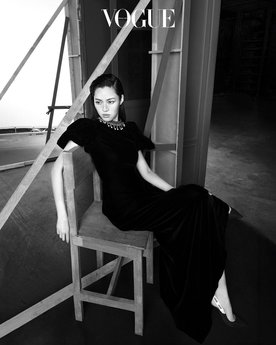 VogueThailand's tweet photo. "การทำงานในวงการบันเทิงและการเป็นบุคคลที่มีชื่อเสียงทำให้เราได้เรียนรู้อะไรบ้าง"
.
Lingling: เรียนรู้เยอะมากค่ะ ใน 5 ปีนี้ต้องขอบคุณคนรอบข้างที่ทำให้หลิงได้เรียนรู้ขนาดนี้ อย่างที่บอกว่าหลิงเป็นคนที่จริงจังมาก เพรา��ฉะนั้นหลิงจะไม่ค่อยอนุญาตตัวเองให้ผิด อย่างหนึ่งที่เรียนรู้คือเราต้องกล้าที่จะถามและอนุญาตให้ตัวเองผิดเพื่อที่จะเก็บเป็นประสบการณ์ อย่างน้อยเราผิดครั้งเล็กๆ ดีกว่าปล่อยให้เราผิดครั้งใหญ่เลย แล้วก็เรียนรู้ว่าเราต้องเตรียมตัวเองให้พร้อมเพื่อที่จะรับโอกาสที่เข้ามา เพราะจะมีบางช่วงที่หลิงคิดว่าเราไม่เหมาะกับการเป็นนักแสดงเพราะเราไม่���ล้าถาม เราคิดไปเอง สุดท้ายทำมาก็คือผิด แต่ด้วยความอดทนและฝึกฝน สุดท้ายก็ทำให้เราก้าวข้ามปัญหาหรืออุปสรรคไปได้ 

Orm: ต้องขอบคุณพ่อแม่และผู้ใหญ่ จริงๆ แล้วออมได้เรียนรู้เยอะมาก แต่สิ่งหนึ่งที่เรียนรู้และอยากจะบอกต่อกับทุกคนคือเราอย่าหยุดพัฒนาตัวเอง อย่าคิดว่าตัวเองเล่นได้แล้วแล้วเราจะเล่นดี ไม่อย่างนั้นเราจะกลายเป็นคนที่เล่นอะไรเหมือนเดิมตลอด หาอะไรใหม่ๆ ให้ชีวิต และอย่าหยุดพัฒนา ฟังเสียงคนรอบข้างด้วย นี่คือสิ่งที่ออมได้เรียนรู้
.
สามารถตามไปชมแฟชั่นเซ็ตและบทสัมภาษณ์เต็มของหลิง-ออม ได้ในนิตยสารโว้กประเทศไทย ฉบับเดือนพฤศจิกายน 2024 วางแผงทั่วประเทศเร็วๆ นี้! #VogueThailandNovember2024 #VogueTHxLingOrm 
.
ช่างภาพ: ณัฐ ประกอบสันติสุข
���ฟชั่นไดเร็กเตอร์: จงกล พลาฤทธิ์
นางแบบ: ศิริลักษณ์ คอง และ กรณ์นภัส เศรษฐรัตนพงศ์ 
แต่งหน้า: อลงกรณ์ สุนทรพจน์ และ สุรปรีย์ อชิรกุล 
ทำาผม: เซโกะ และ ภากร สีเสม 
เครื่องแต่งกาย: Dior 
สถานที่: Black Box Theatre มหาวิทยาลัยกรุงเทพ