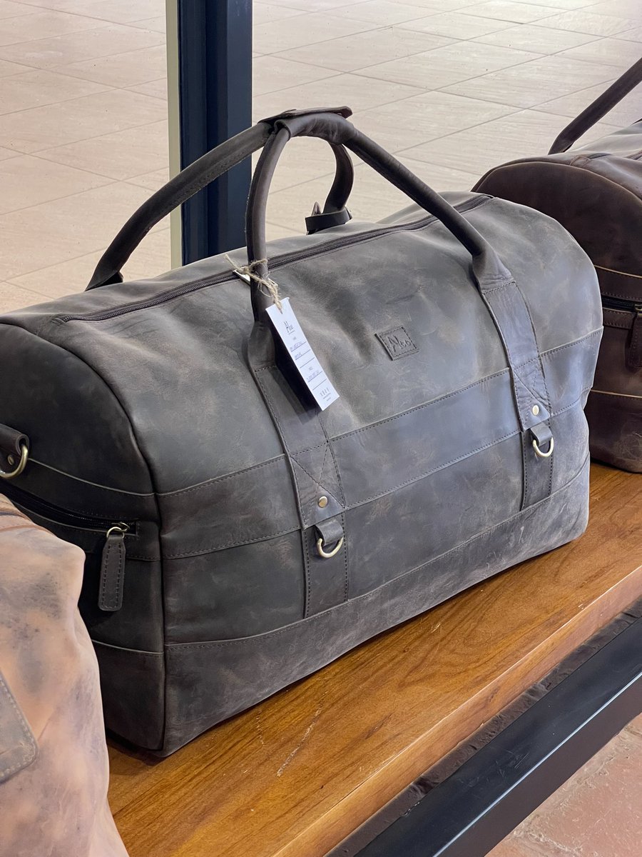 Ready for every adventure. The Opii travel bag offers ample space to carry all you need, with a sleek design in premium full leather or durable canvas. Your perfect companion for every journey.

#alooleather #travelbags