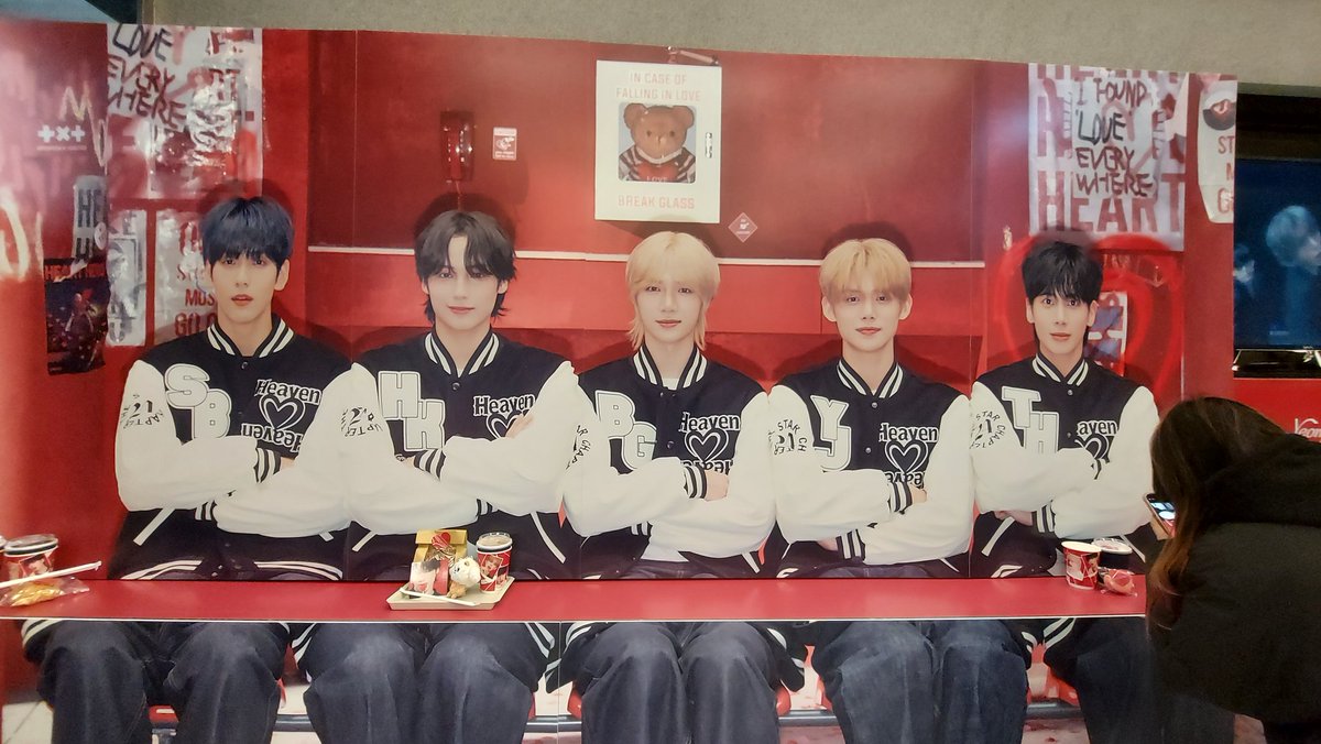 Cute_MiniKookie's tweet photo. A cute Sanctuary for MOAs at The Hyundai Mall~ 
Had Beomgyulatte + Heart Pie for breakfast~ extra delicious 
#투모로우바이투게더 #TOMORROW_X_TOGEHTER #TXT #The_Star_Chapter #Sanctuary #The_Star_Chapter_Sanctuary_POPUP #사운드웨이브 https://t.co/SQ4QGURmzt