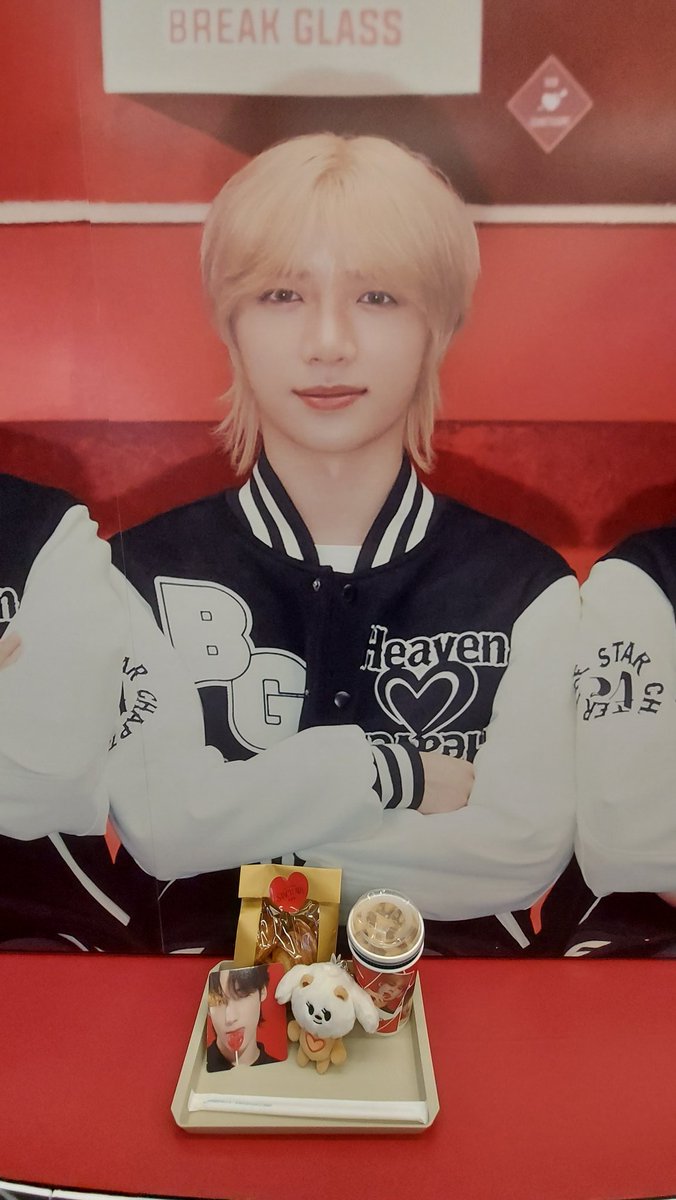 Cute_MiniKookie's tweet photo. A cute Sanctuary for MOAs at The Hyundai Mall~ 
Had Beomgyulatte + Heart Pie for breakfast~ extra delicious 
#투모로우바이투게더 #TOMORROW_X_TOGEHTER #TXT #The_Star_Chapter #Sanctuary #The_Star_Chapter_Sanctuary_POPUP #사운드웨이브 https://t.co/SQ4QGURmzt