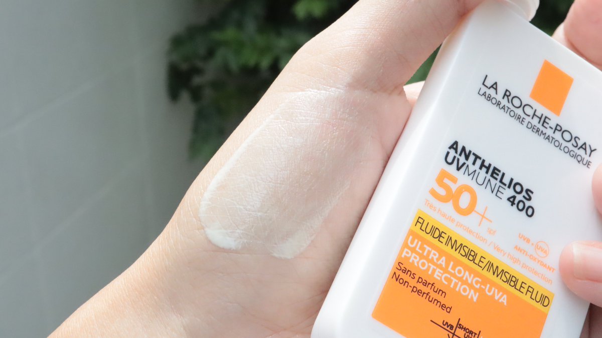 nursejk_'s tweet photo. กันแดดตัวดังของ La Roche-Posay นางอัปเกรดสูตรใหม่จ้าาา ☀️
〰️ กันแดดได้ครอบคลุมมากขึ้น ปกติกันแดดทั่วไปสามารถปกป้องได้ถึง 380 นาโนเมตร ลาโรชเค้ามีเทคโนโลยี Mexoryl 400 สามารถช่วงปกป้องผิวจาก Ultra-Long UVA ที่มีช่วงความยาวคลื่น 380 ถึง 400 นาโนเมตร ซึ่งอันตรายกว่าและสามารถทำร้ายผิวหนังได้ลึก
〰️ ปกป้องผิวจากอินฟราเรด ฝุ่น และมลภาวะ
〰️ เนื้อเกลี่ยง่าย ไม่เป็นคราบ
〰️ บางเบา ไม่เหนอะหนะ
〰️ กันน้ำ กันเหงื่อ 
〰️  ปกป้องผิวจากฝ้าแดด ริ้วรอย ผิวหมองคล้ำ

อันนี้สูตรผิวธรรมดานะ แต่เราผิวผสมใช้แล้วยังรอด สบายผิวสุดๆ 

#กันแดดยืนหนึ่งจบถึงUltraLongUVA #LarocheposayTH