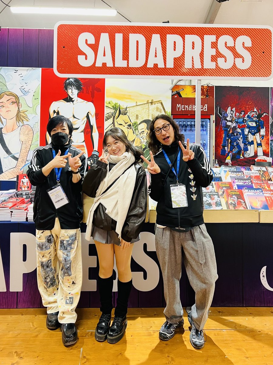 ToyXXXofficial's tweet photo. 出版社 #saldaPress の編集者Alessio。2年前に貰ったオファーが実現し嬉しい。毎晩美味しい店に連れて行ってくれてありがとう!
通訳を務めてくれたSaraTachi。親切にしてくれてありがとう!お陰で楽しい旅になりました。
#上條淳士 先生、長旅ご苦労様でした🙇♂️
二つの上條展もよろしくお願いします! https://t.co/E3p6ygWLCi