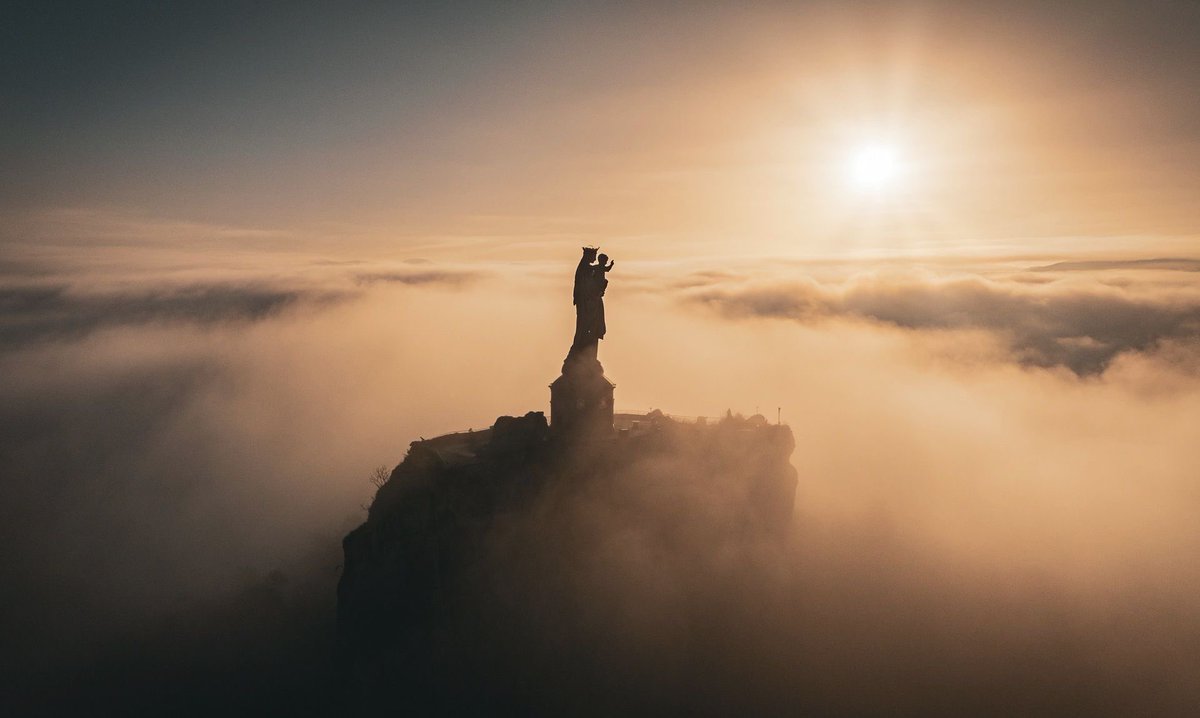 Quand notre Dame du #lepuyenvelay se retrouve au dessus d'une mer de brouillard 😍🌫️
#auvergnerhonealpes #velay