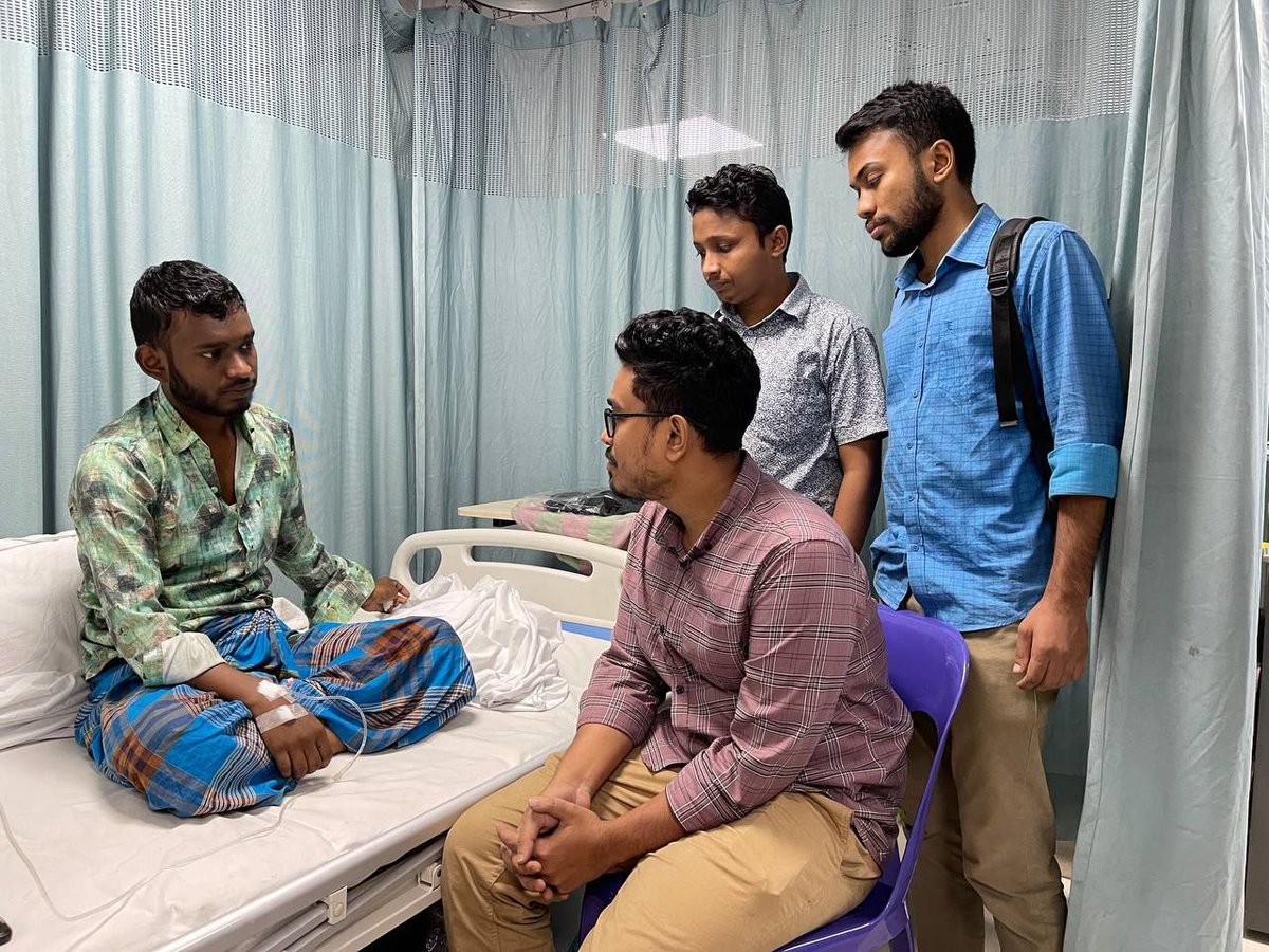 SustNazrul's tweet photo. অসুস্থ হয়ে হাসপাতালে ভর্তি থাকা ঢাবি শিক্ষার্থীদের দেখতে হাসপাতালে যান ছাত্রশিবির, ঢাকা বিশ্ববিদ্যালয় শাখার সভাপতি সাদিক কায়েমসহ অন্যান্য দ্বায়িত্বশীলবৃন্দ । https://t.co/XMcyAsQsQn