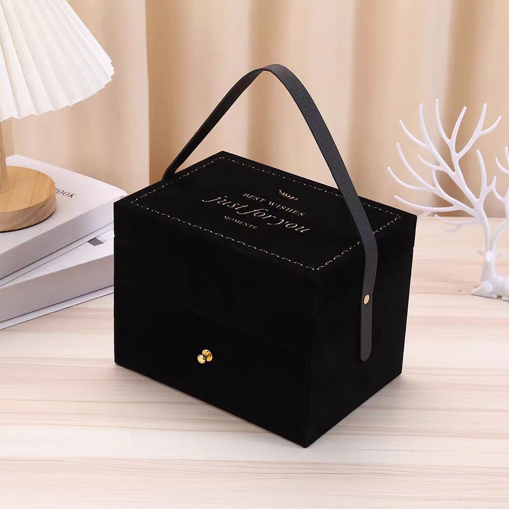 jialanpackage's tweet image. 💥Jialan Package Wedding Hot Sale High-end Flocked Leather Portable Cosmetic Box Customized Wholesale，Size：15.5*21.5*16
✅Moq：200pcs in stock，1000pcs can customize
🌐Video website：jialanpackage.com
📩Email：sales2@jialanpackage.com
#weddingboxes #weddinggiftbox