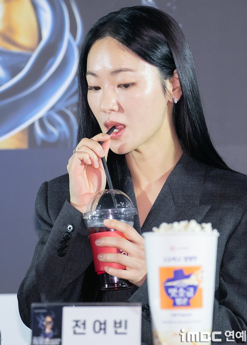 imbcenews's tweet photo. [포토] 전여빈, 이게 뭔 맛이여 
#BDA_청룡영화상 
#전여빈 #JeonYeoBeen 
#핸드프린팅_241106 iMBC 직찍]

배우 전여빈이 6일 오후 서울 여의도CGV에서 열린 ‘제45회 청룡영화상’ 핸드프린팅 행사에 참석해 홍초를 마시고 있다.

⬇️고화질 Click Plz⬇️
https://t.co/LeKa8UQQdI https://t.co/2C3EhOHoCv