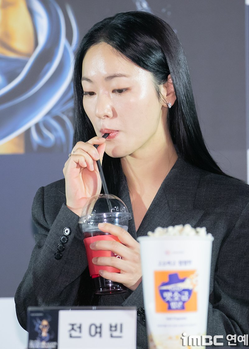 [포토] 전여빈, 이게 뭔 맛이여 
#BDA_청룡영화상 
#전여빈 #JeonYeoBeen 
#핸드프린팅_241106 iMBC 직찍]

배우 전여빈이 6일 오후 서울 여의도CGV에서 열린 ‘제45회 청룡영화상’ 핸드프린팅 행사에 참석해 홍초를 마시고 있다.

⬇️고화질 Click Plz⬇️
enews.imbc.com/M/Detail/436068