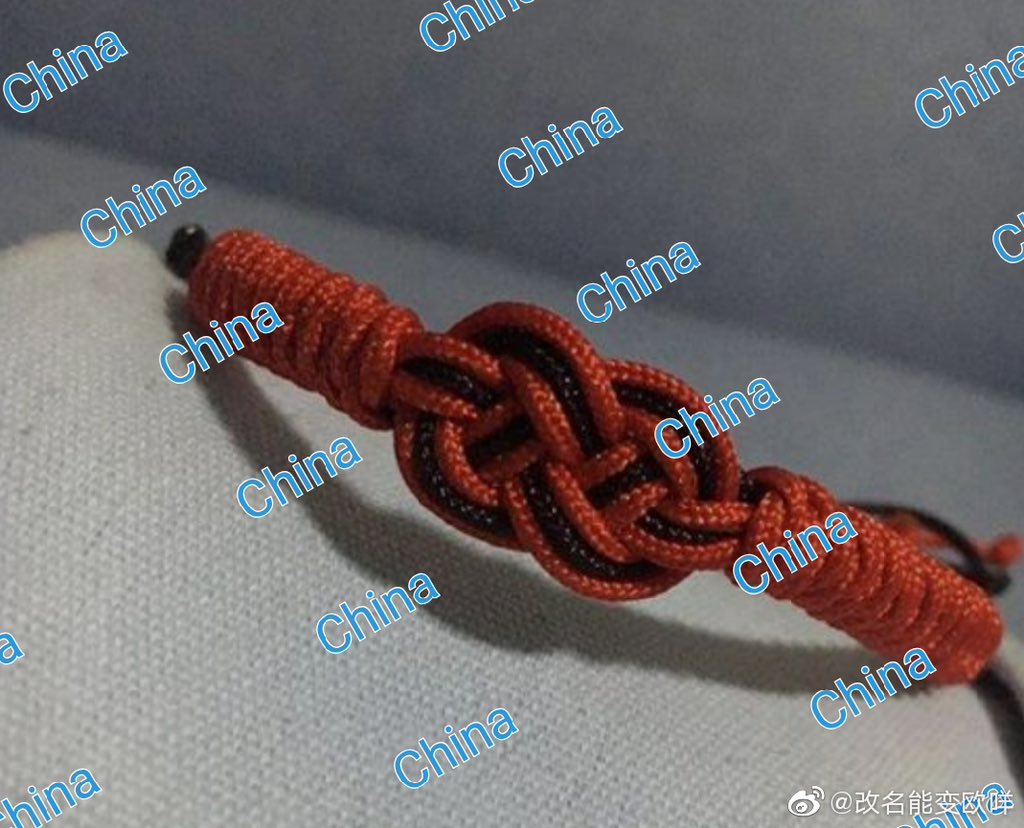 中國雙錢結是比盤長結出現更早的打結工藝 可以上溯至良渚文化時代 距今4000年以前，雙錢結的編織技法就已經高度成熟 

圖1 雙錢結藤編殘件　良渚文化晚期 浙江省杭州市餘杭區嚴家橋出土

圖2 雙錢結

图片见出处