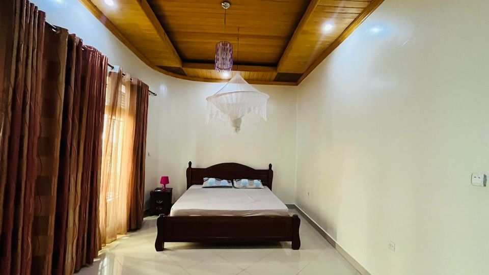 Kagarama very nice and well furnished house for rent  at the lowest price
 Call/whatsapp 0788 350 060
Has
Bedroom: 4
Bathroom:4
Toilets: 4
Sitting room: 2
Dining room:1
Large garden
Nice parking
Water tank: 5000L
Has remera view
Easy to access tarmac road
Price:$1200