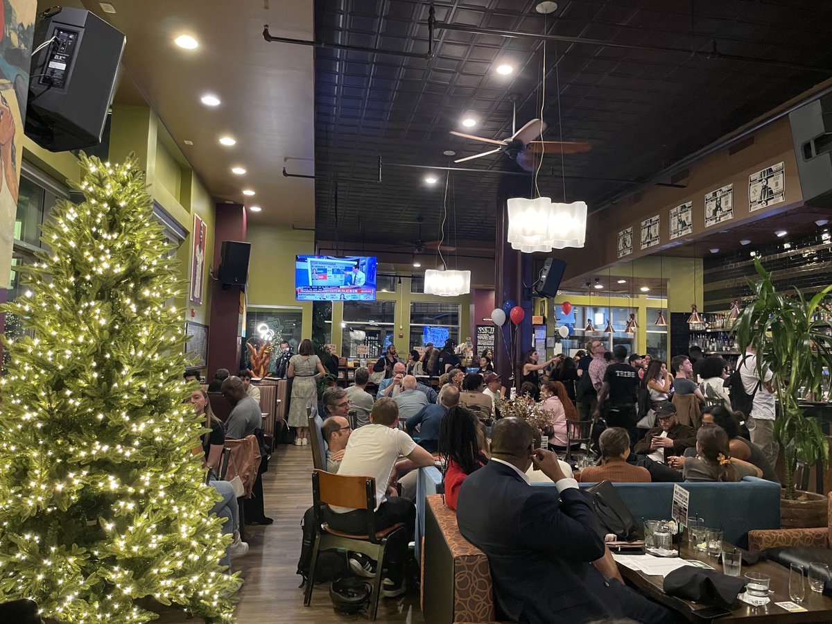 Gisteravond werd er in afwachting van de uitslag in het café hier in Washington nog gekaart. De kaarten zijn nu, een paar uur later na geen nachtrust, zijn geschud…