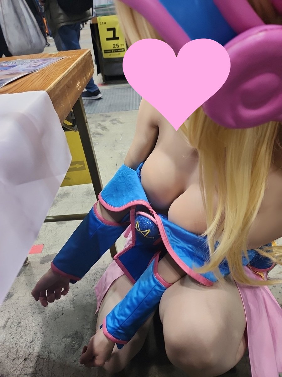 絵は資料を見て描けと言うので
売り子を見て描いたやつ 