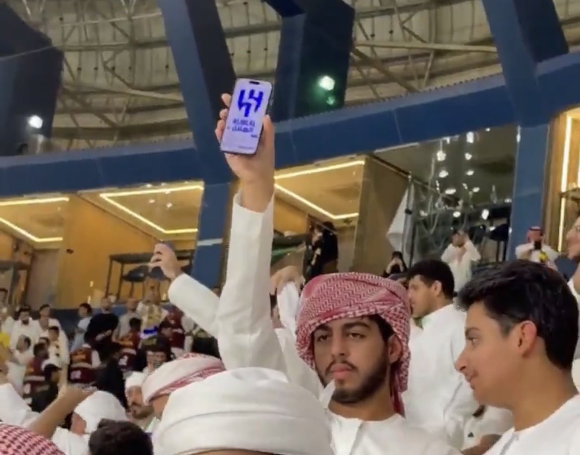 hilalstuff's tweet photo. 🚨🚨🚨🚨🚨🚨🚨🚨🚨

جماهير العين والنصر والأهلي ترفع شعار الهلال في مدرجاتها 

شعار العز 💙 👑 https://t.co/FAKMYfcIl2