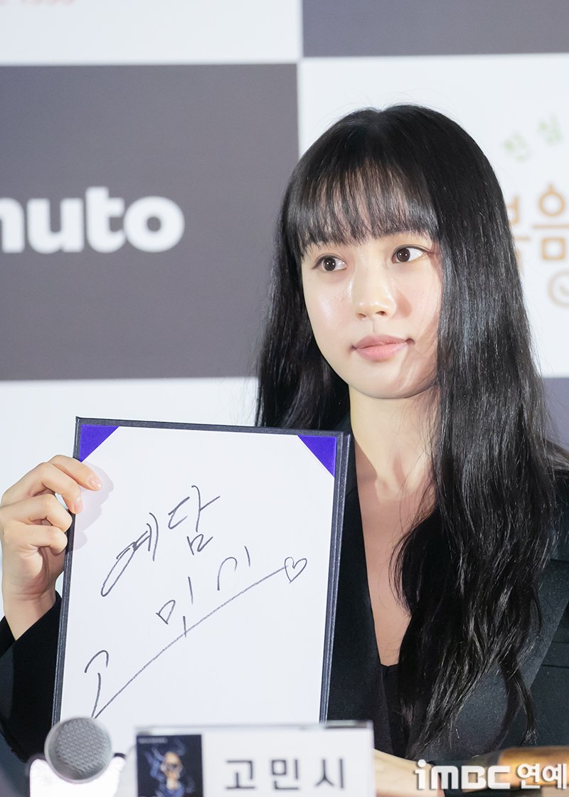 [포토] 전여빈-고민시, '청룡영화상' 사인지 들고 
#BDA_청룡영화상 
#전여빈 #JeonYeoBeen #고민시 #GoMinsi
#핸드프린팅_241106 iMBC 직찍]

6일 오후 서울 여의도CGV에서 열린 ‘제45회 청룡영화상’ 핸드프린팅 행사에 참석해 사인지를 들고 있다.

⬇️고화질 Click Plz⬇️
adenews.imbc.com/M/Detail/436070