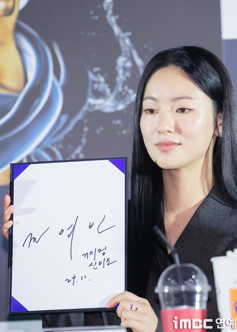 imbcenews's tweet photo. [포토] 전여빈-고민시, '청룡영화상' 사인지 들고 
#BDA_청룡영화상 
#전여빈 #JeonYeoBeen #고민시 #GoMinsi
#핸드프린팅_241106 iMBC 직찍]

6일 오후 서울 여의도CGV에서 열린 ‘제45회 청룡영화상’ 핸드프린팅 행사에 참석해 사인지를 들고 있다.

⬇️고화질 Click Plz⬇️
https://t.co/loOJICWaI1 https://t.co/fXlBYQ8HlO