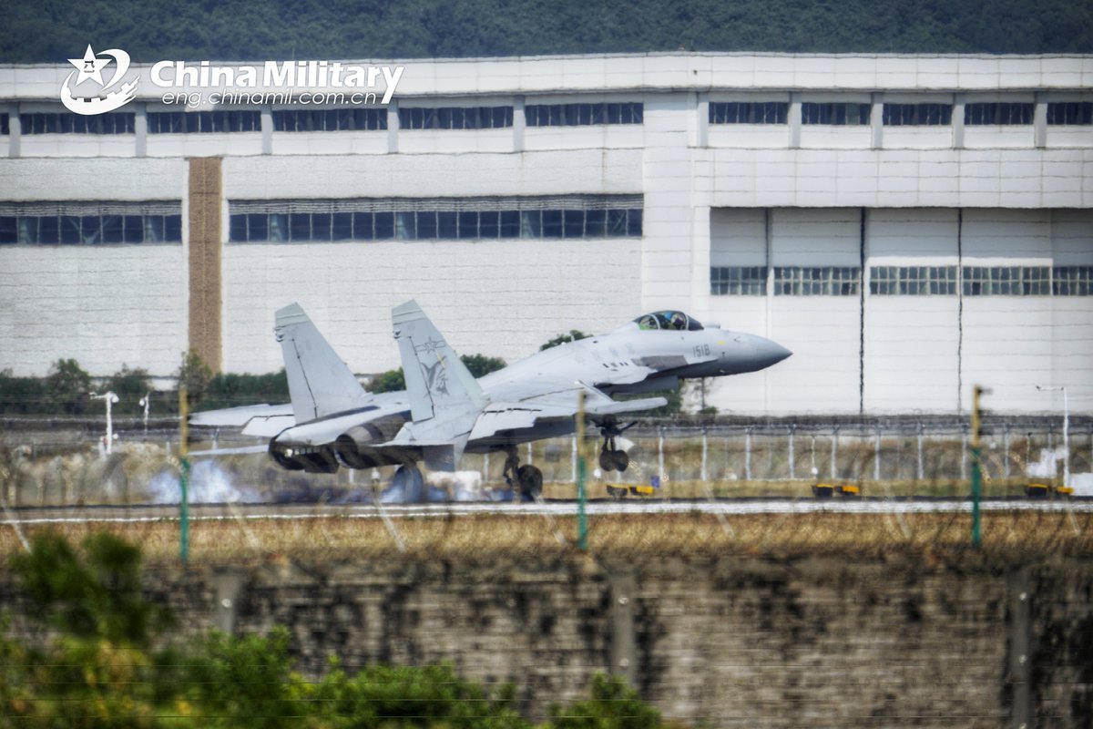 The J-15T carrier-borne fighter jet, a brand new version of Chinese PLA Navy's J-15 carrier-borne fighter jets, arrived at south China's #Zhuhai City on Nov. 6th to participate in upcoming 15th China International Aviation and Aerospace Exhibition. #J15T #carrierborne #珠海航展