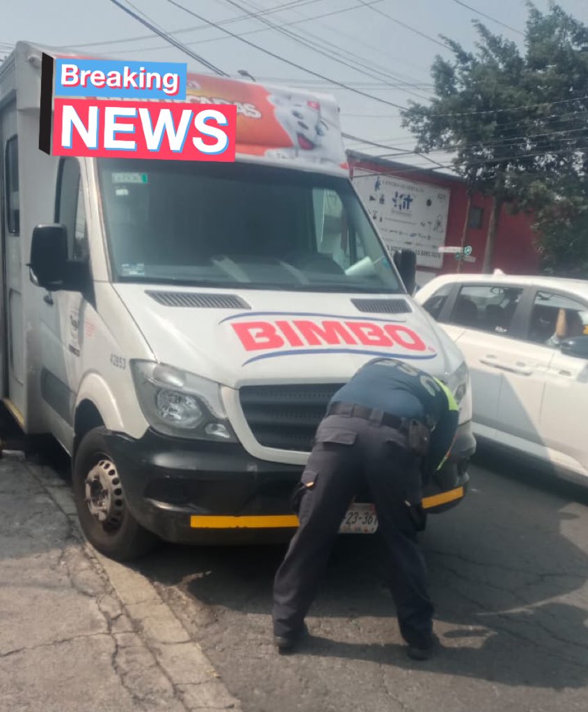 EnlaceTAguilas's tweet photo. Hoy #infracciones a todos los que siguen usando las banquetas de Calzdelas Águilas para dejar sus coches y también a quienes usan la vía primaria como estacionamiento. Gracias @OVIALCDMX #Anubis #Rayo5 #Rayo5-4 @SSC_CDMX por recuperar los espacio🎖️ https://t.co/EeXOd7gY7p