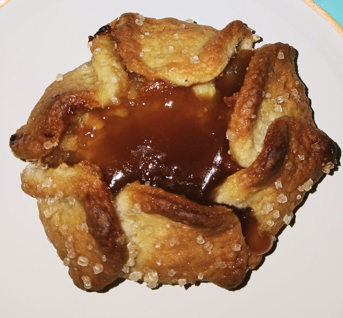 .<a href="/Aldis/">Maureen Makaya</a> Carmel Apple Blossoms need to be available year-round. That's all.  😋 #food