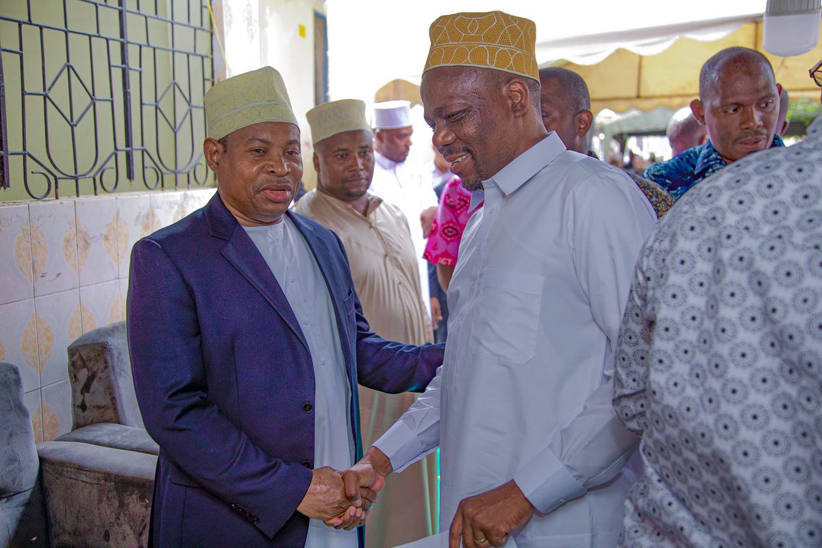 Vicent_Kassala's tweet photo. Kiongozi Mstaafu wa @ACTwazalendo Ndugu @zittokabwe ameshiriki mazishi ya aliyekuwa Mwenyekiti wa @NgomeyaWazee Taifa, Alhaj Yasin Mohamed Gumsani.
Mazishi hayo yamefanyika leo Novemba 05, 2024 Tandale kwa Mtogole Dar es salaam.
#Msiba https://t.co/s0G7eJLTaO