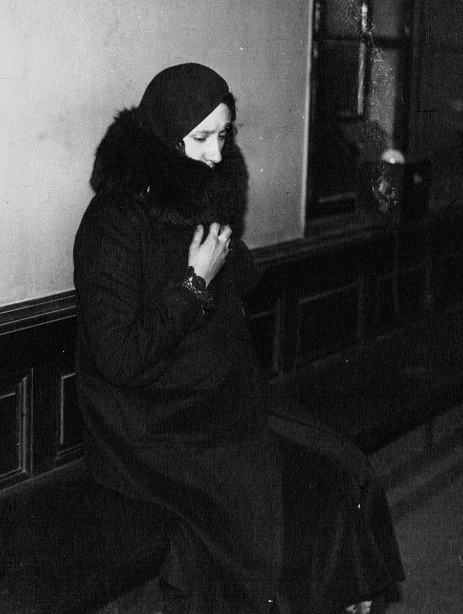 #LeSaviezVous? Violette Nozières, victime d’inceste, est condamnée le 12 octobre 1934 à la peine de mort pour parricide et empoisonnement. Elle est libérée le 29 août 1945, le général de Gaulle lève son interdiction de séjour de vingt ans sur le territoire français.