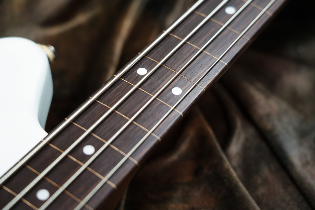 ties__store's tweet photo. Godin RG-4 Ultra Fretless Carbon White

チャンバードボディ、マグネット＆ピエゾPU搭載のフレットレス。

https://t.co/9x4hztgWN4

#tiesstore
#bassguitar
#godinguitars
#madeincanada
#piezopickup
#4stringbass
#Fretless