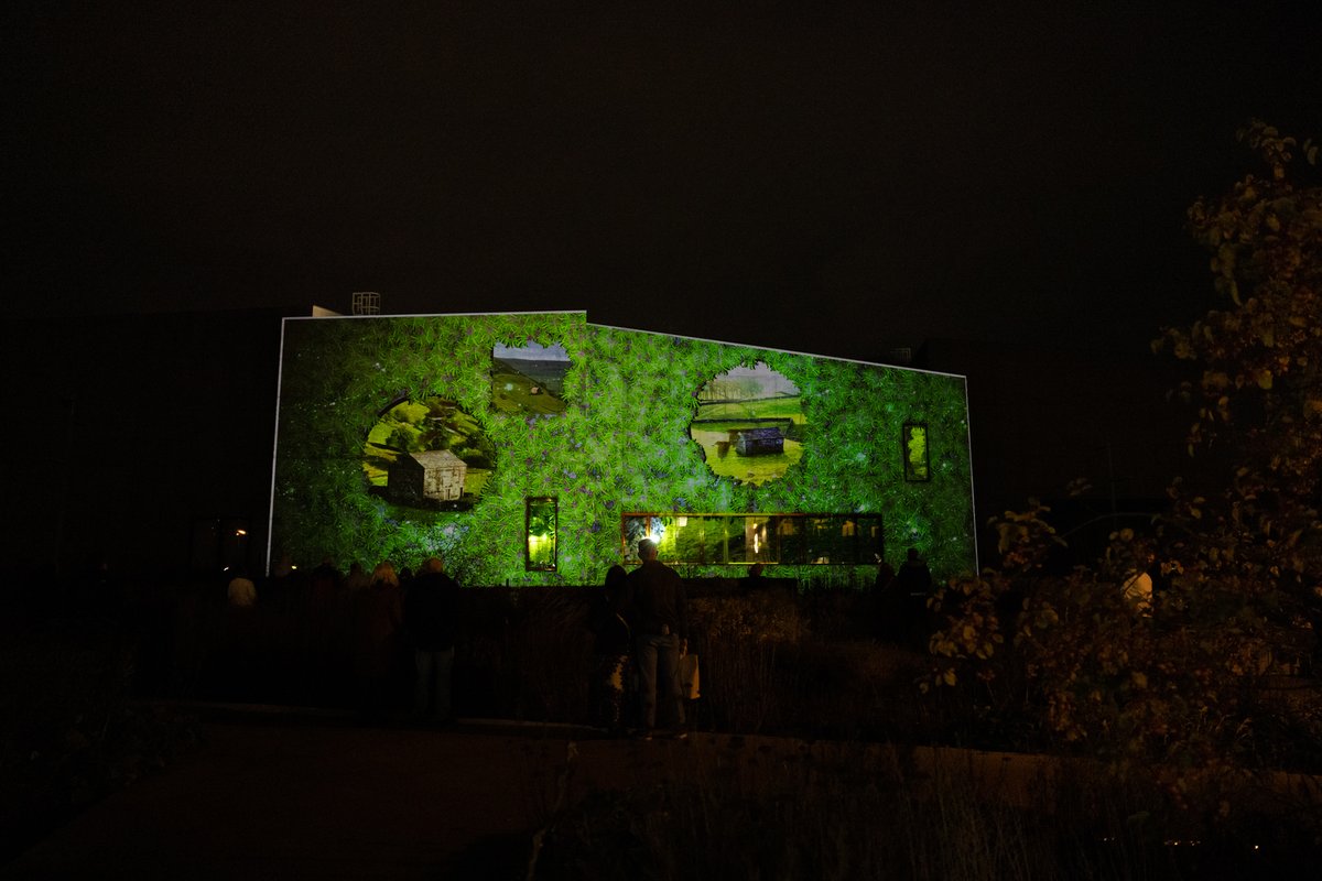 For #LightUp2024, a spectacular animation celebrating 100 years of Surrealism will be projected across our building. 

Make an evening of it with family activities &amp; our shop and café open until late too. 

Fri 15, Sat 16, Sun 17 Nov
4-8pm
FREE

hepworthwakefield.org/whats-on/light…