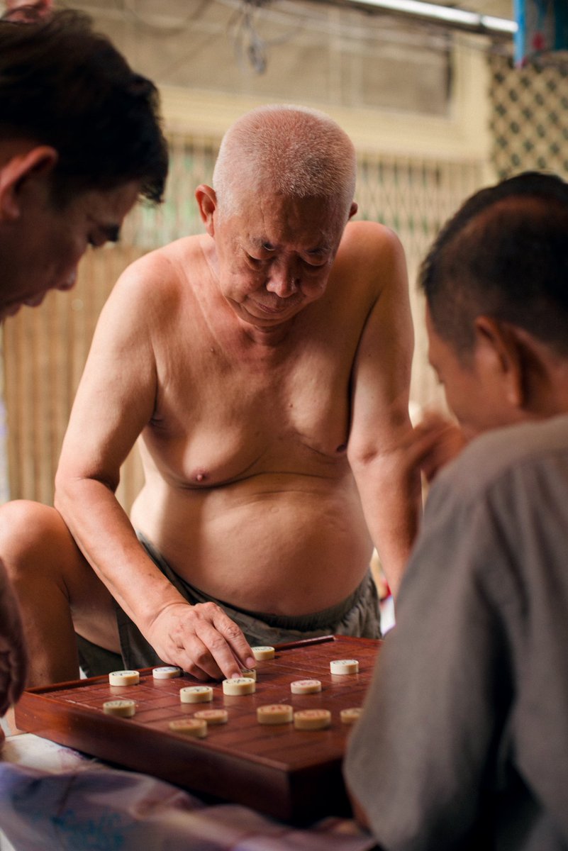 THE STRATEGY 📷 #StreetPhotography 🚶‍♀️🚶
A Khmer man makes a move during a "Cambodian chess" match with his friends, being played in their neighborhood’s alley on a cloudy afternoon.
#Portrait #Documentary #People #BoardGame #Chess #PhnomPenh #Cambodia #PhotoFriendsPP #Photography