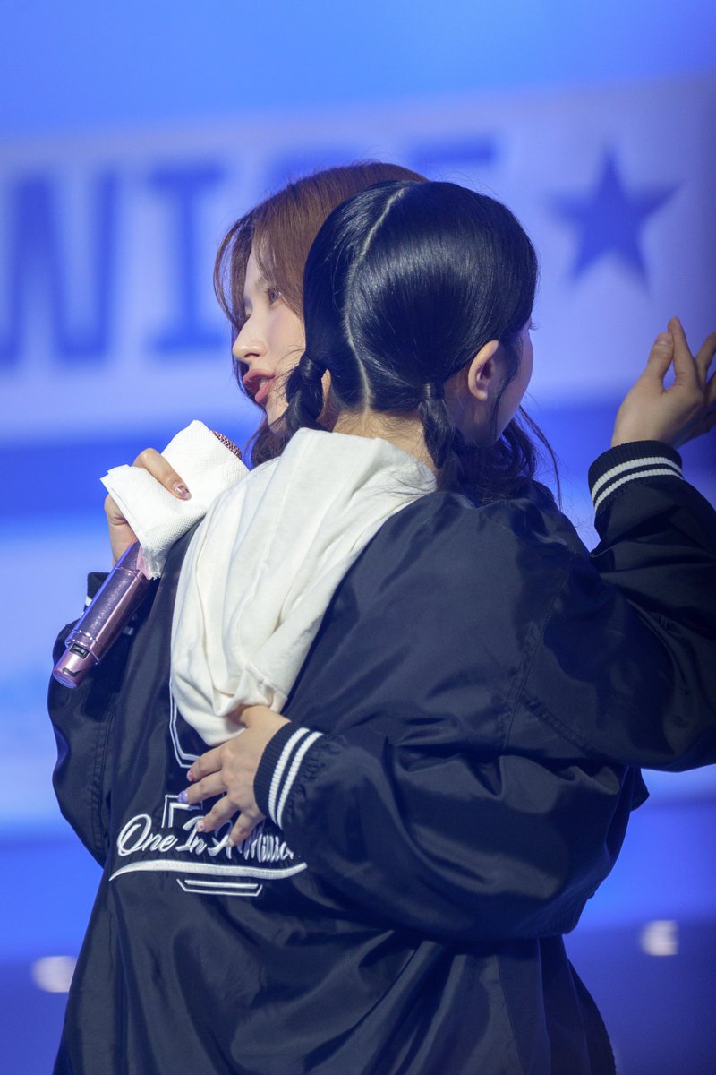 twicerunner's tweet image. 241020 트와이스 팬미팅 Home 9round 사나, 다현
#트와이스 #사나 #다현
#TWICE #SANA #DAHYUN